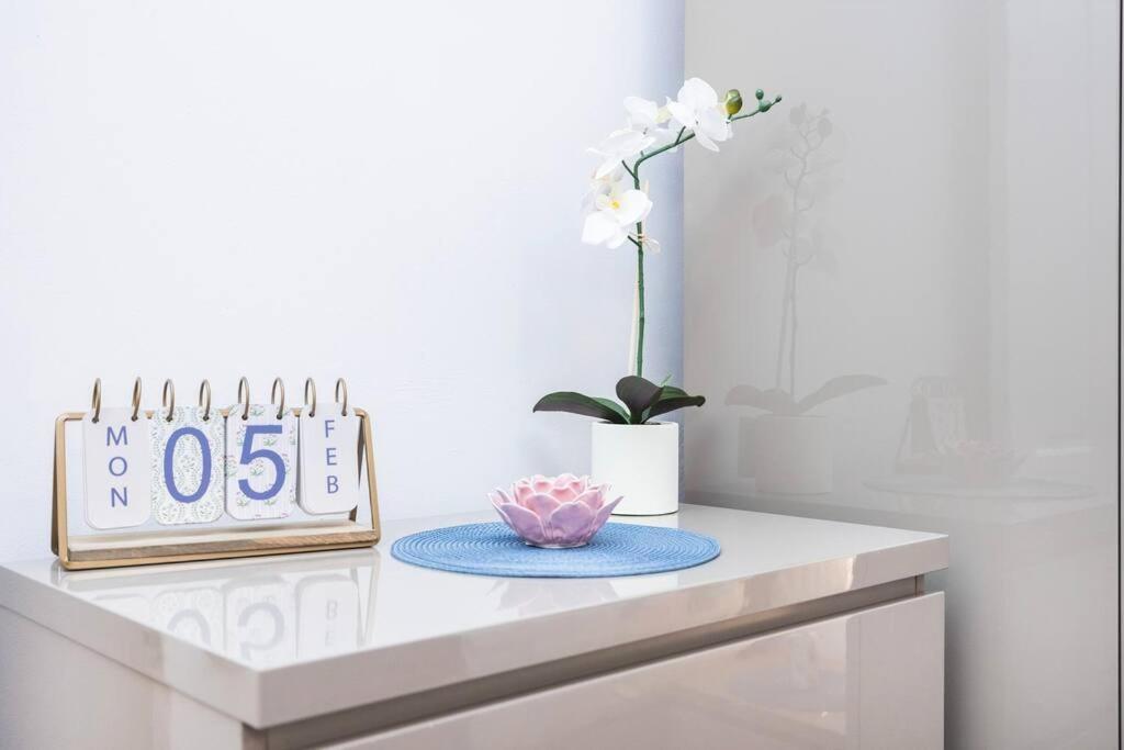 Stylish Studio In Leicester Square Лондон Екстериор снимка