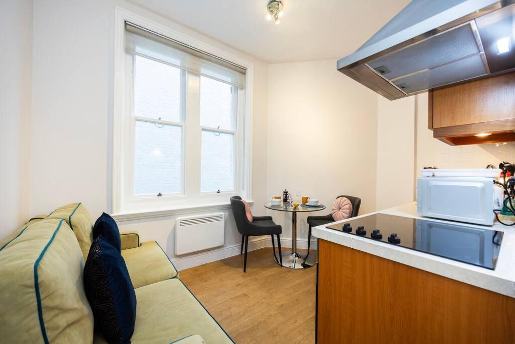 Stylish Studio In Leicester Square Лондон Екстериор снимка